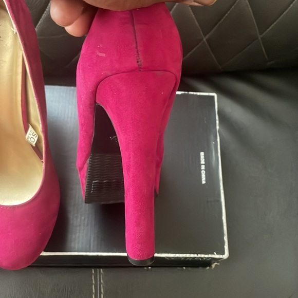 Pink suede platform heels. - Picture 2 of 4